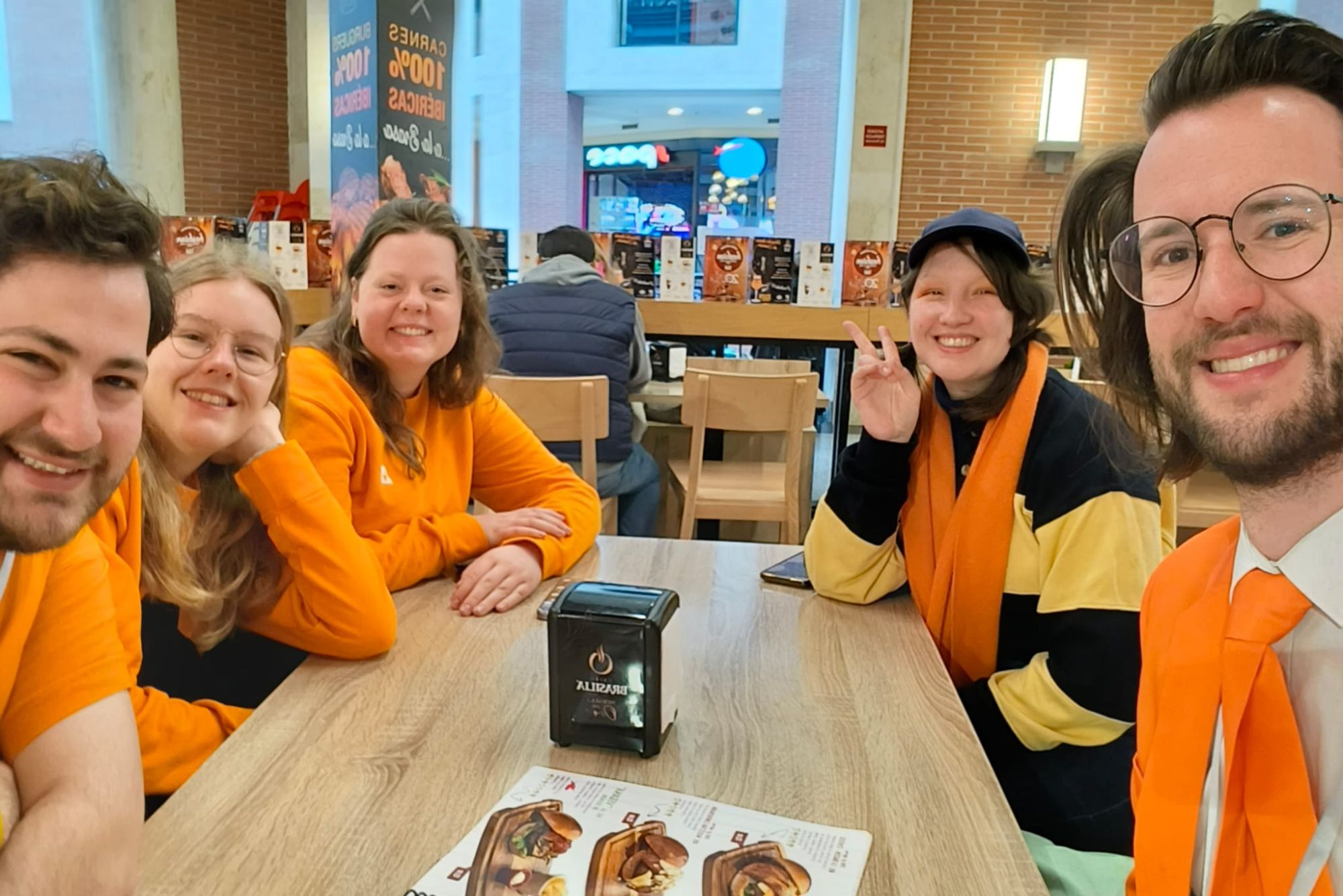 Members of Contact Deventer having lunch in Bilbao.